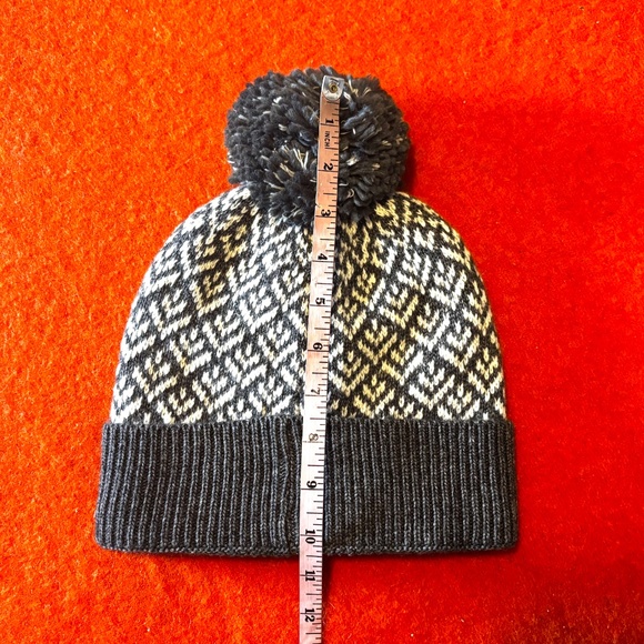 Eco-friendly gray and white Nordic wool blend jacquard pompom tuque hat NWT - Picture 8 of 8